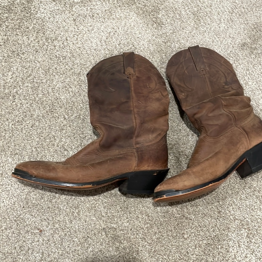 Womens cowboy boots.